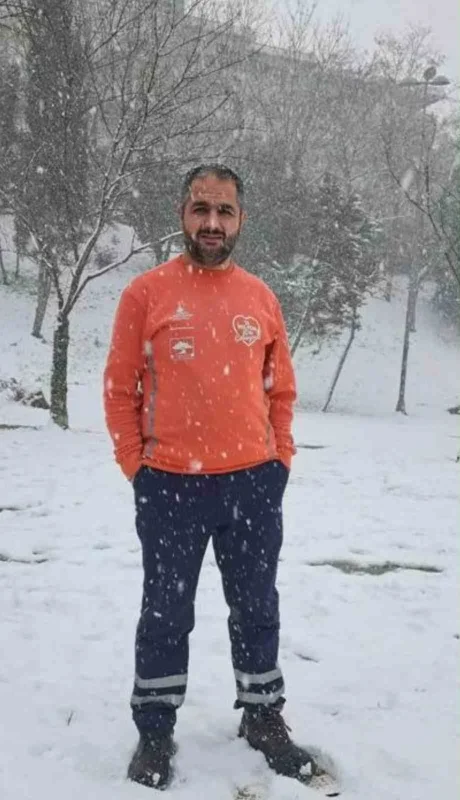 Maltepe'de bina çöktü, enkazda İBB çalışanı kaldı