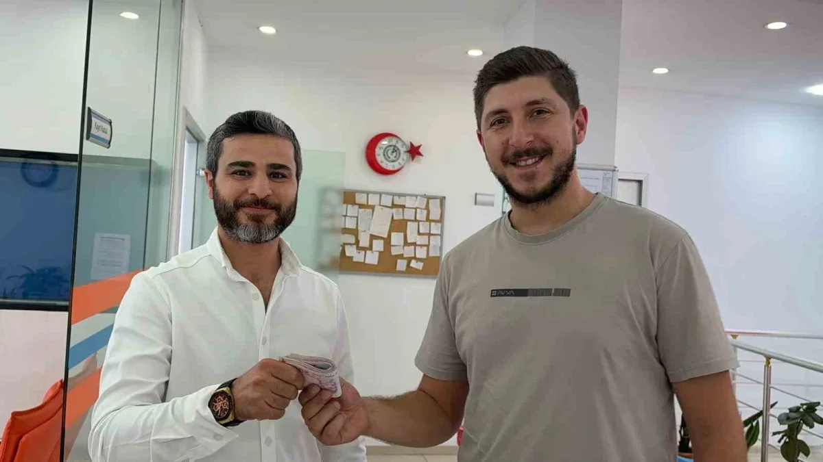Arnavutköy'de taksici 9 bin 900 lirayı iade etti