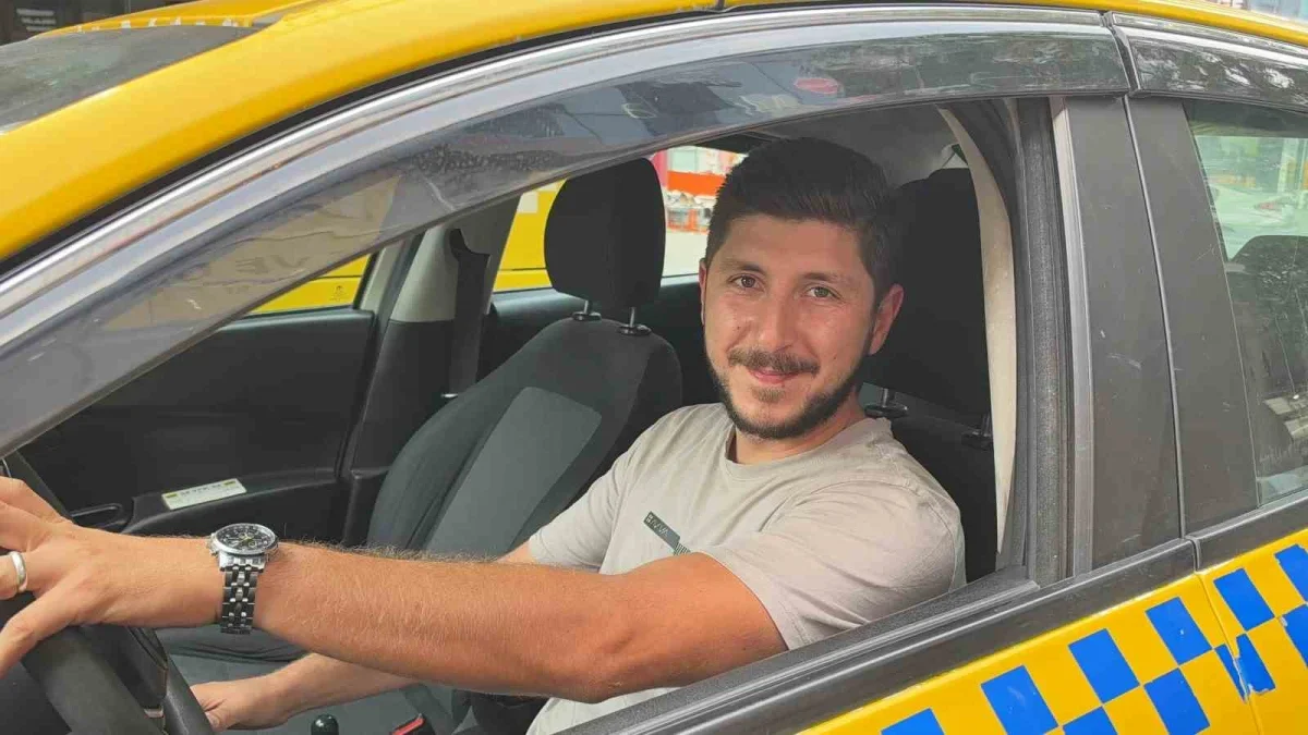 Arnavutköy'de taksici 9 bin 900 lirayı iade etti