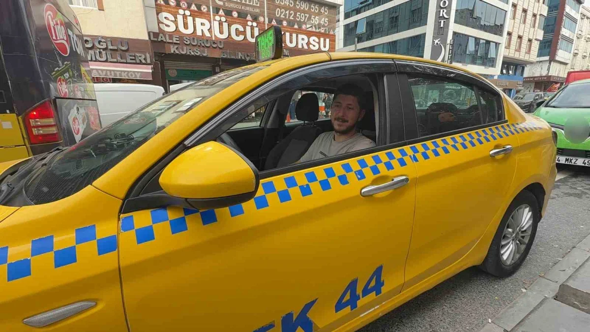 Arnavutköy'de taksici 9 bin 900 lirayı iade etti