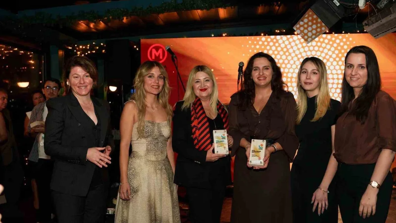 Sarelle, Gülümseyen Harfler projesiyle ödül aldı