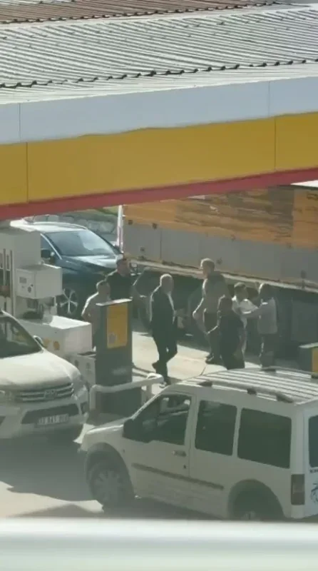 Arnavutköy'de benzin istasyonunda sopalı kavga