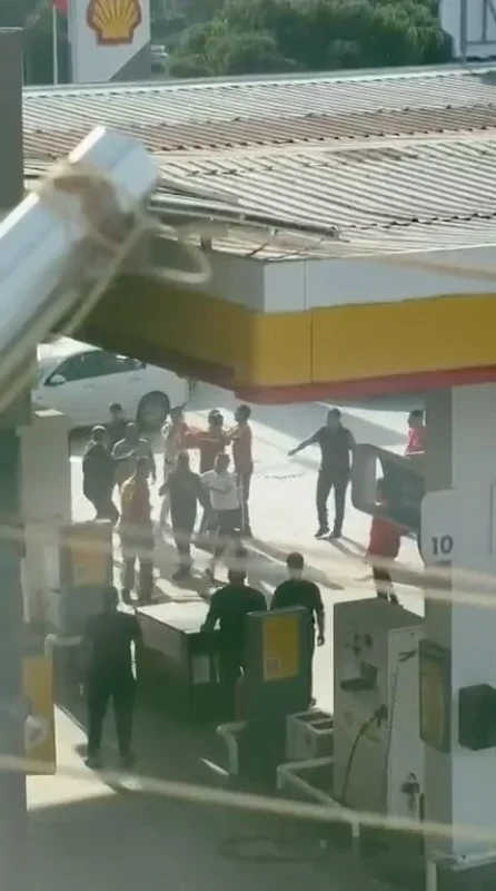 Arnavutköy'de benzin istasyonunda sopalı kavga