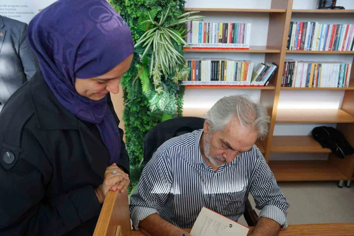 İskender Pala Esenyurt'ta gençlerle kütüphanede buluştu