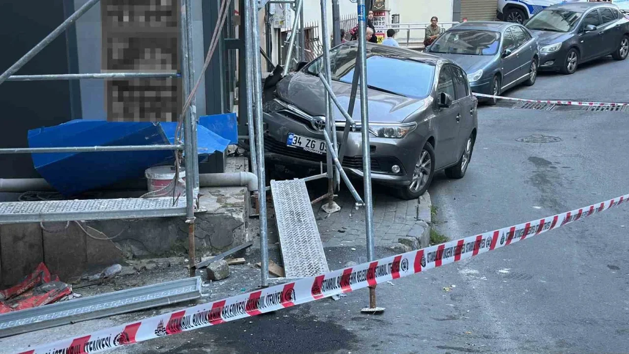 Şişli'de otomobil yayaya çarptı: 1 yaralı