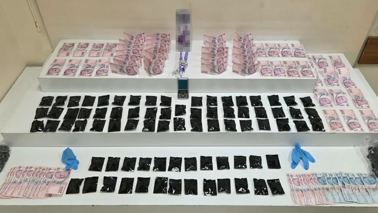 Sultanbeyli'de 246,9 gram esrarla 3 şüpheli tutuklandı