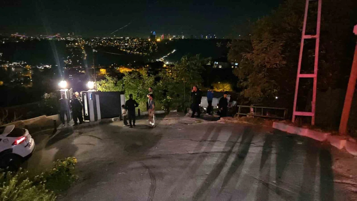 Sarıyer'de araç evin çatısına uçtu: 1 yaralı