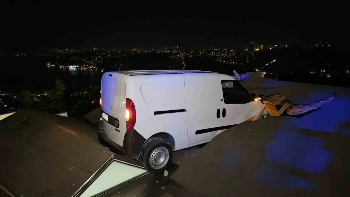 Sarıyer'de araç evin çatısına uçtu: 1 yaralı
