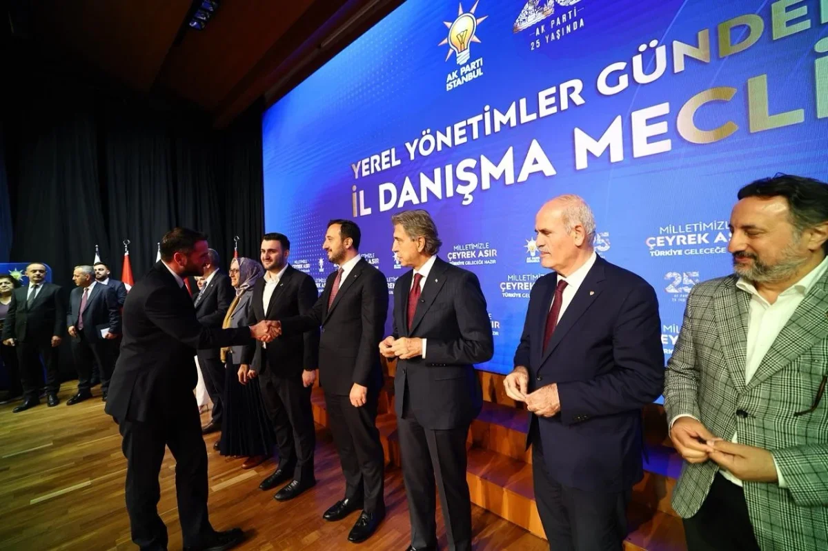 AK Parti'ye İstanbul'da farklı partilerden 136 kişi katıldı
