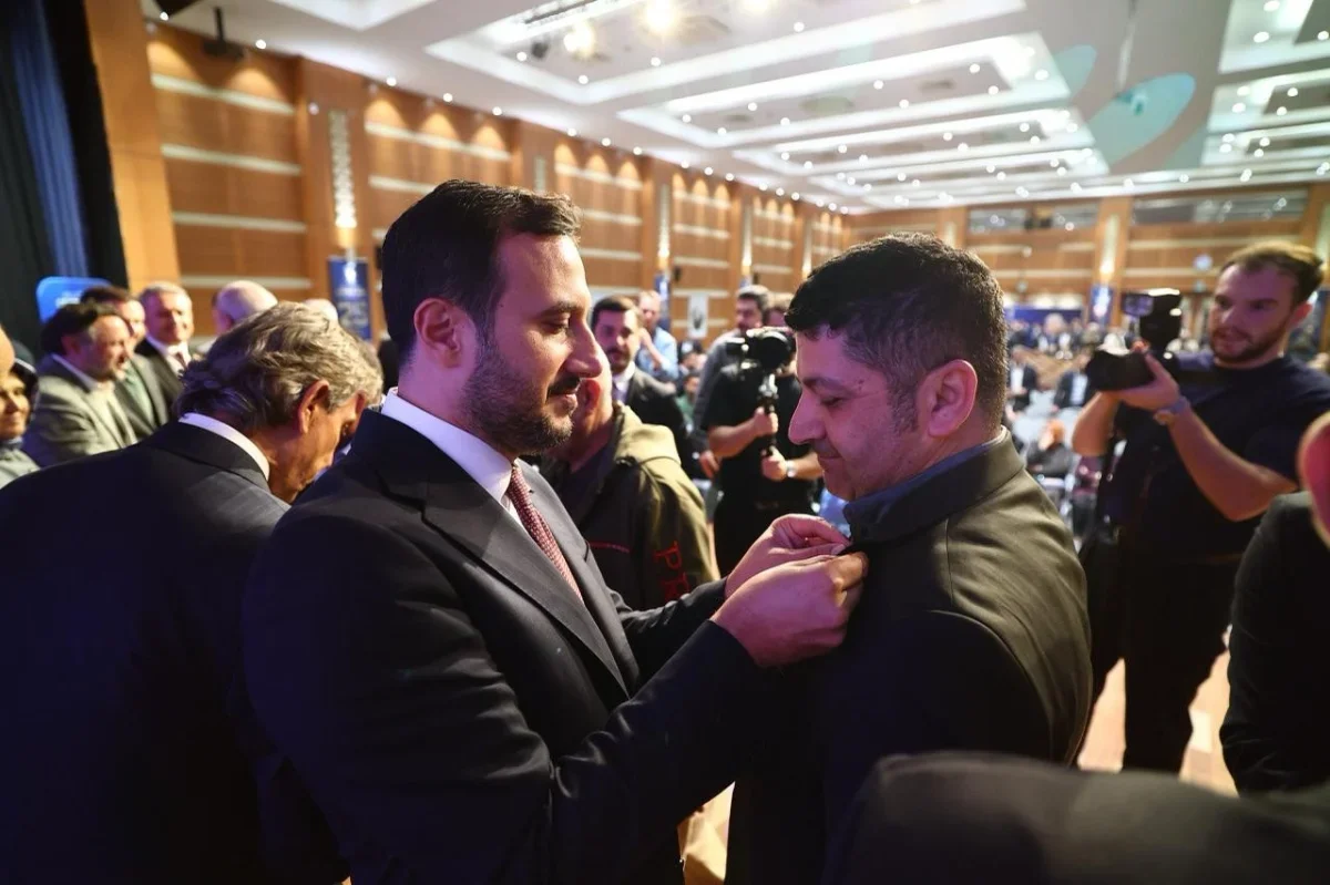 AK Parti'ye İstanbul'da farklı partilerden 136 kişi katıldı