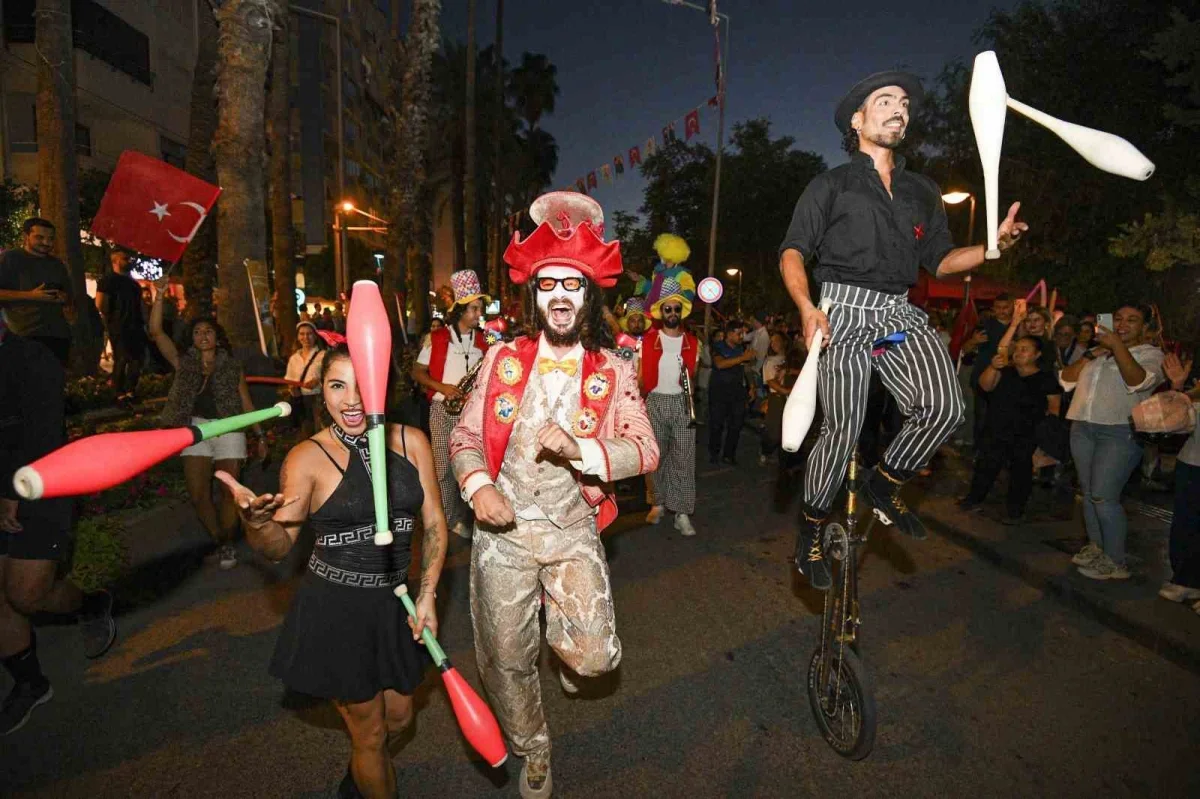 Kaleiçi Old Town Festivali korteji Antalya'yı renklendirdi
