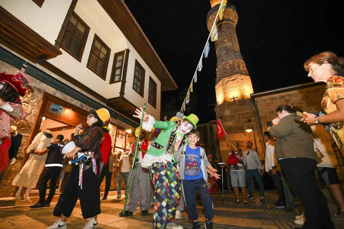 Kaleiçi Old Town Festivali korteji Antalya'yı renklendirdi