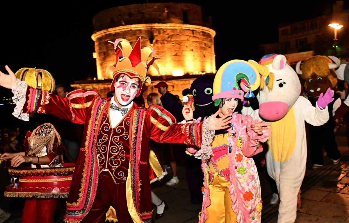 Kaleiçi Old Town Festivali korteji Antalya'yı renklendirdi