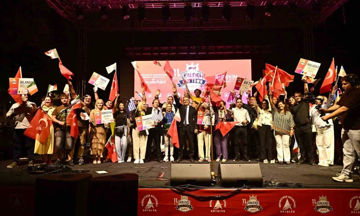 Kaleiçi Old Town Festivali korteji Antalya'yı renklendirdi