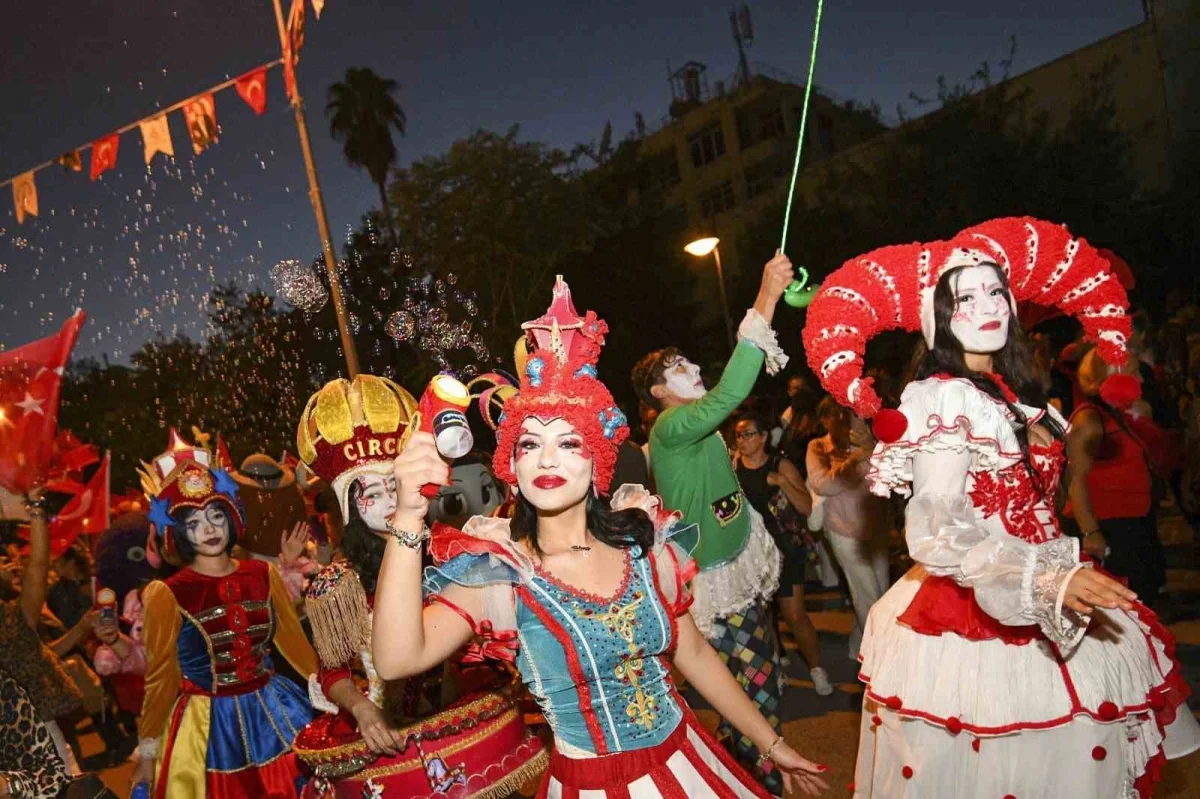 Kaleiçi Old Town Festivali korteji Antalya'yı renklendirdi