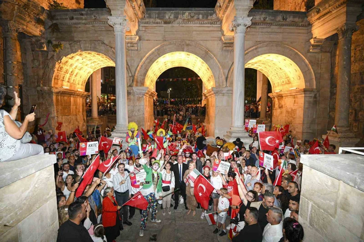 Kaleiçi Old Town Festivali korteji Antalya'yı renklendirdi