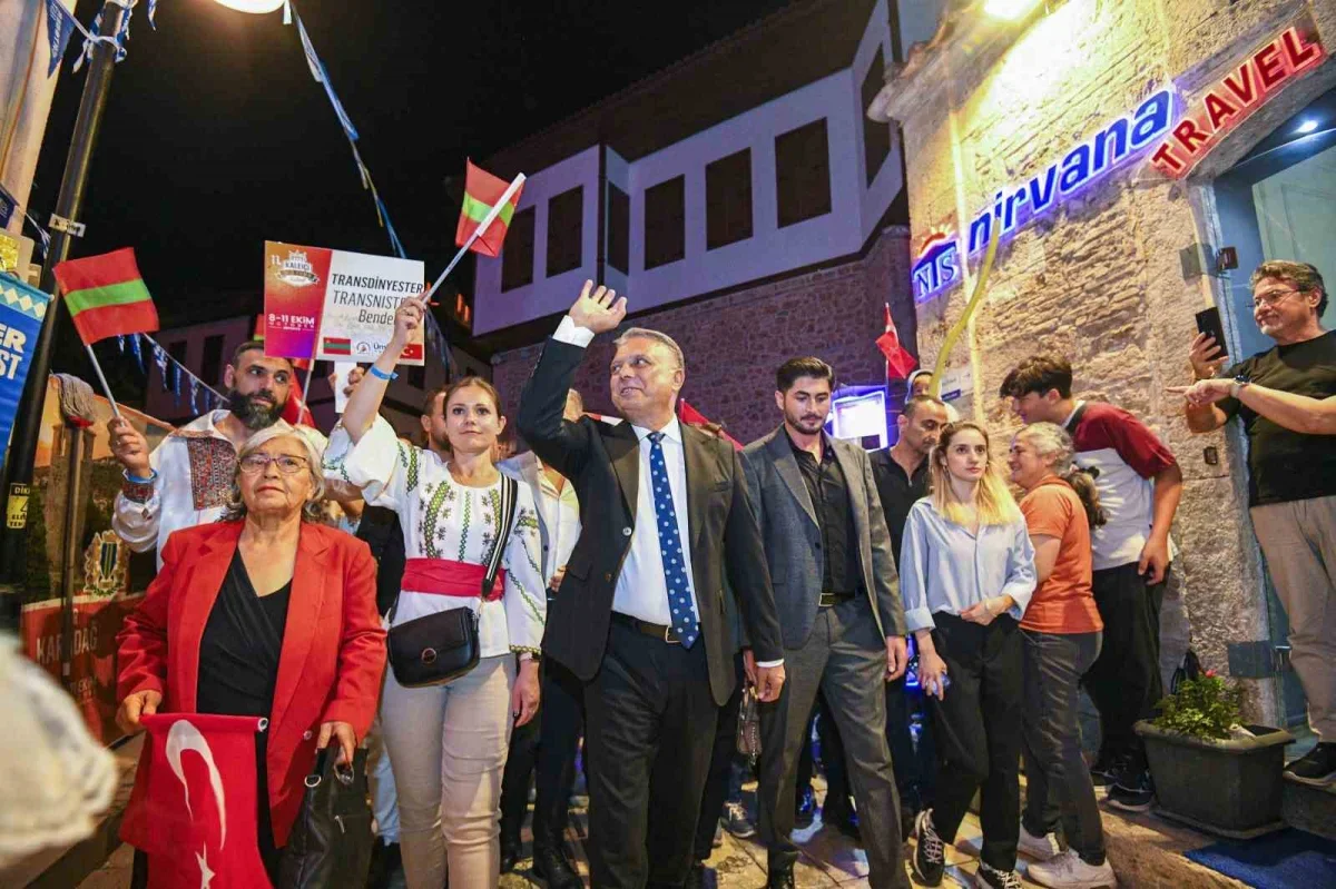 Kaleiçi Old Town Festivali korteji Antalya'yı renklendirdi