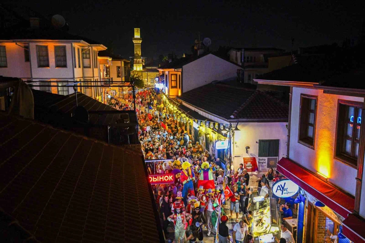 Kaleiçi Old Town Festivali korteji Antalya'yı renklendirdi
