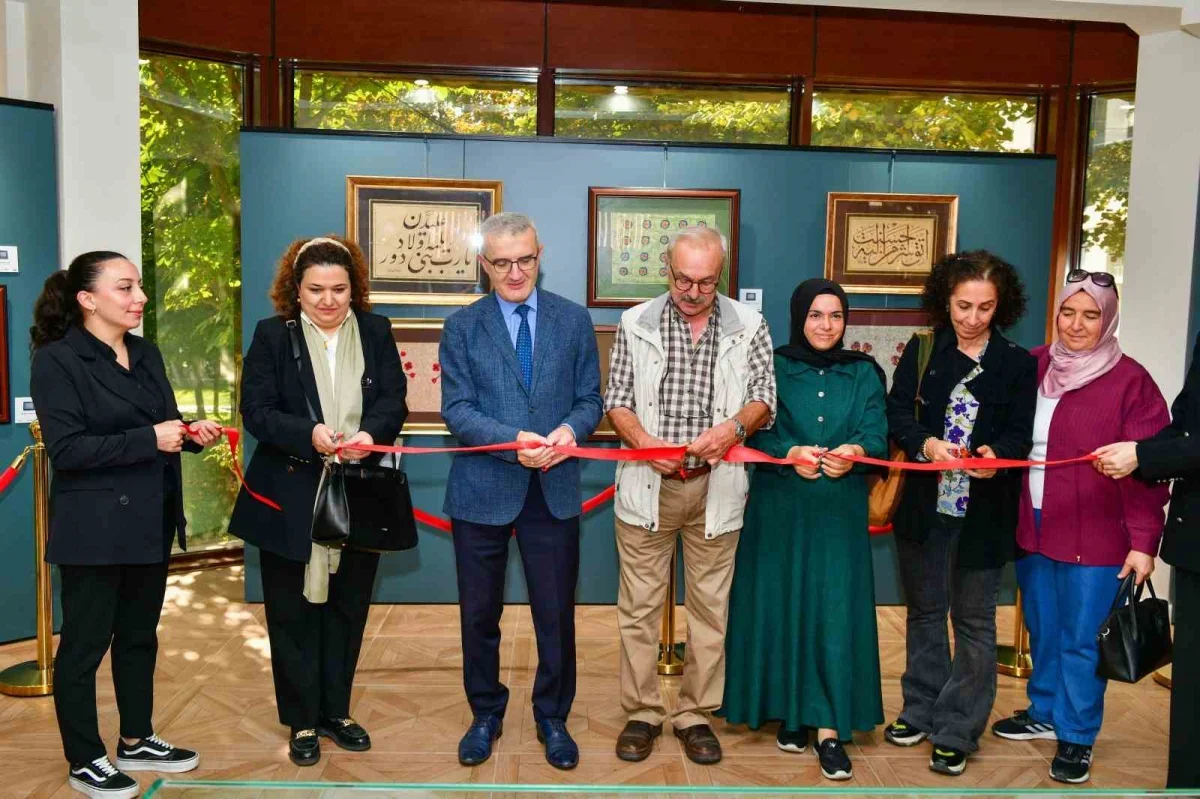 Esenyurt'ta 42 eserlik ebru sergisi ziyaretçiye açıldı