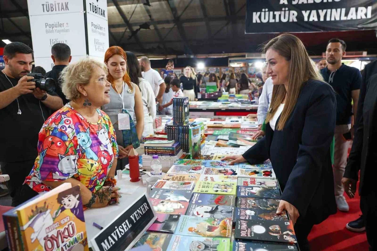 Antalya Kitap Fuarı'nda 67 yazar kitap imzaladı