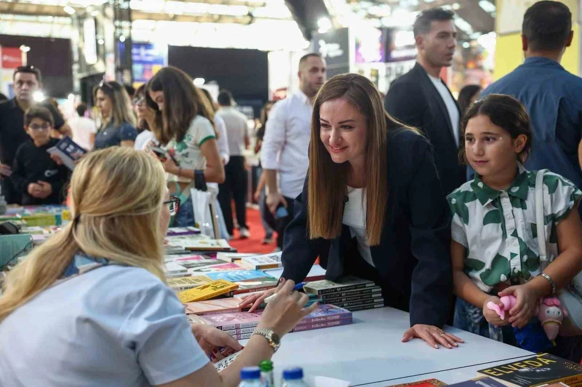 Antalya Kitap Fuarı'nda 67 yazar kitap imzaladı