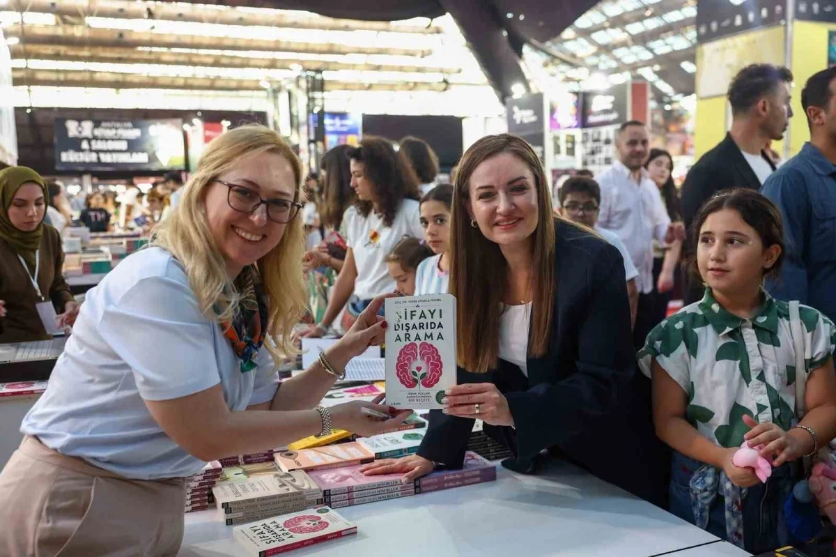 Antalya Kitap Fuarı'nda 67 yazar kitap imzaladı