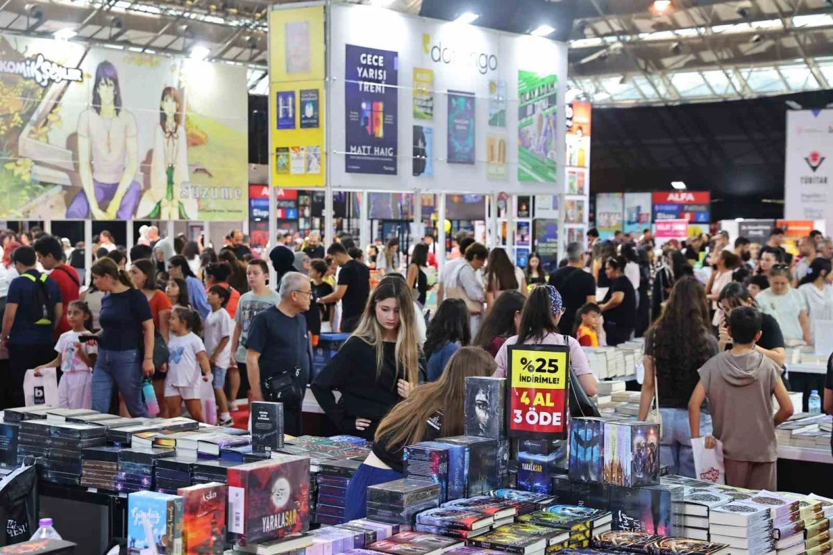 Antalya Kitap Fuarı'nda 67 yazar kitap imzaladı