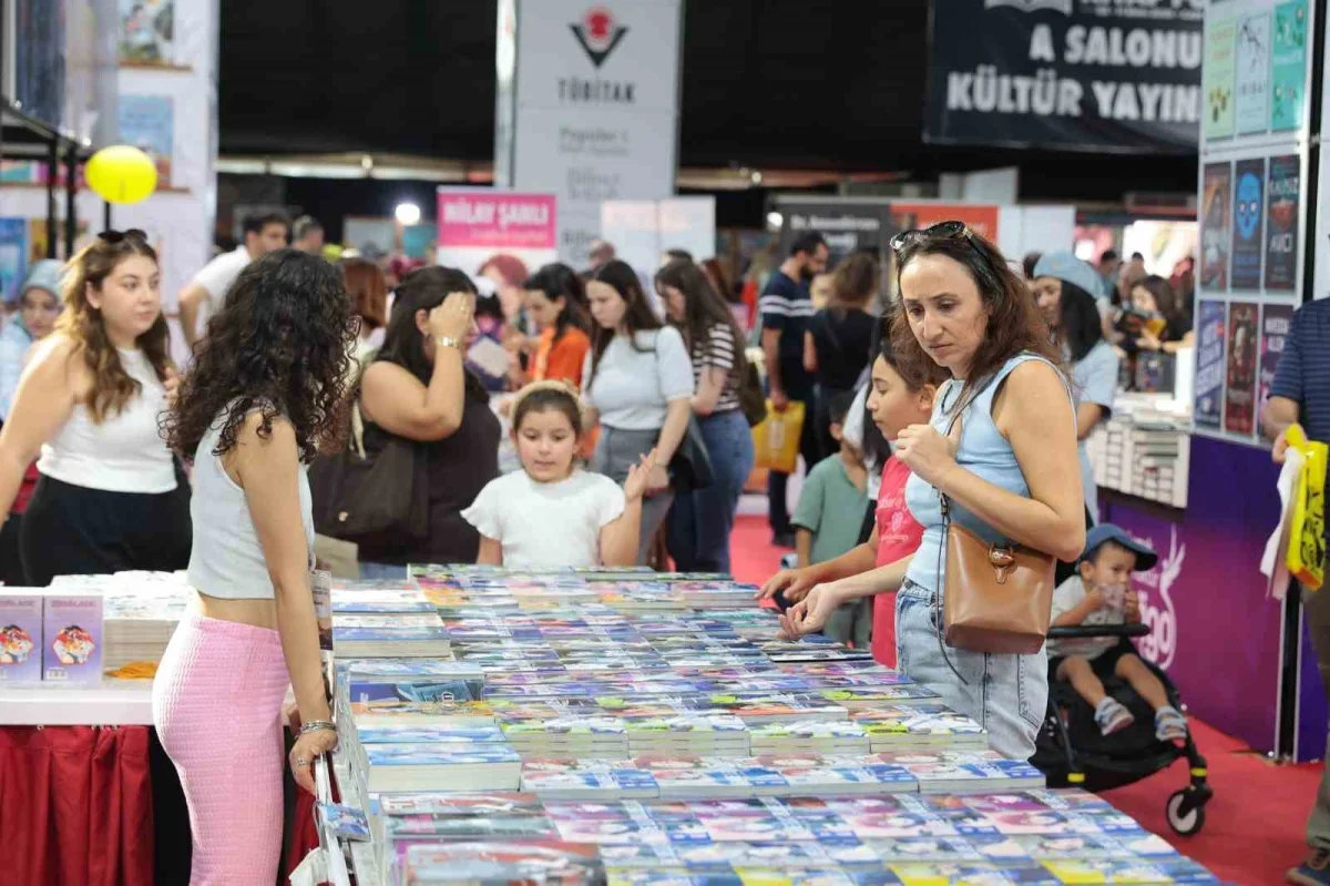 Antalya Kitap Fuarı'nda 67 yazar kitap imzaladı