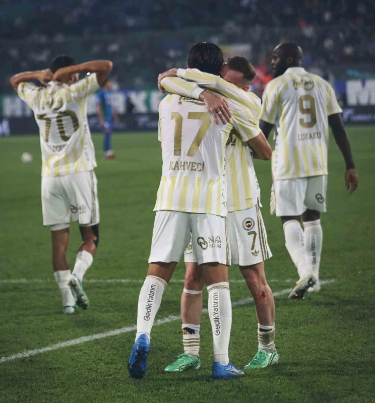 Fenerbahçe, Rizespor'u deplasmanda 3-0 mağlup etti