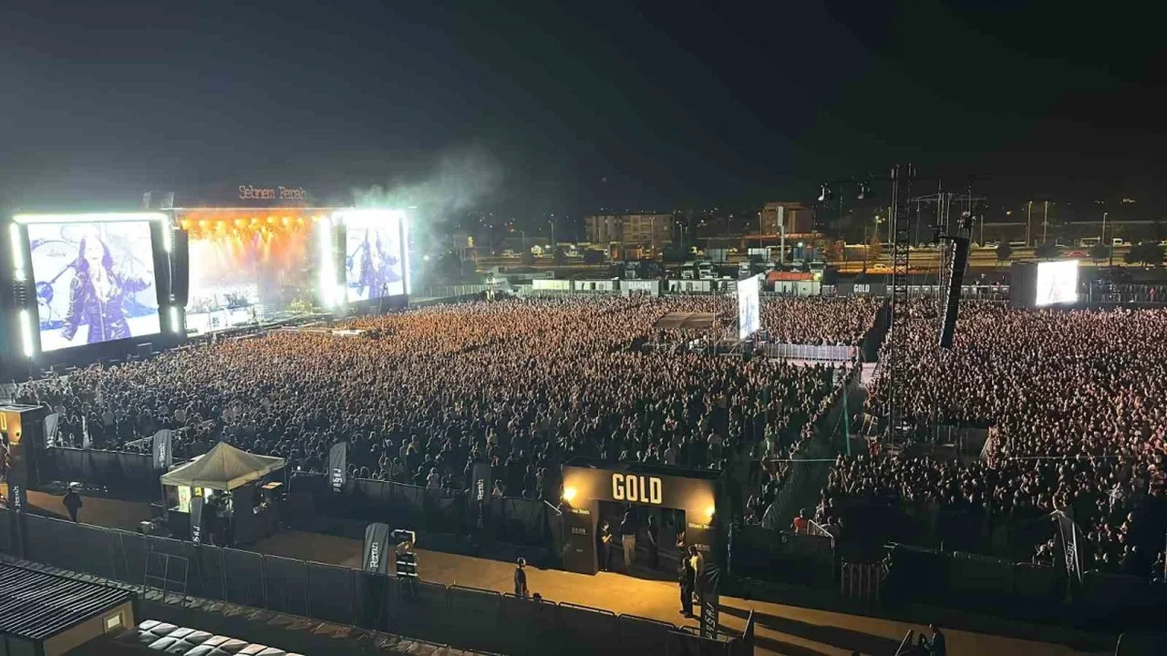 Şebnem Ferah Antalya'da binlerce hayranıyla buluştu