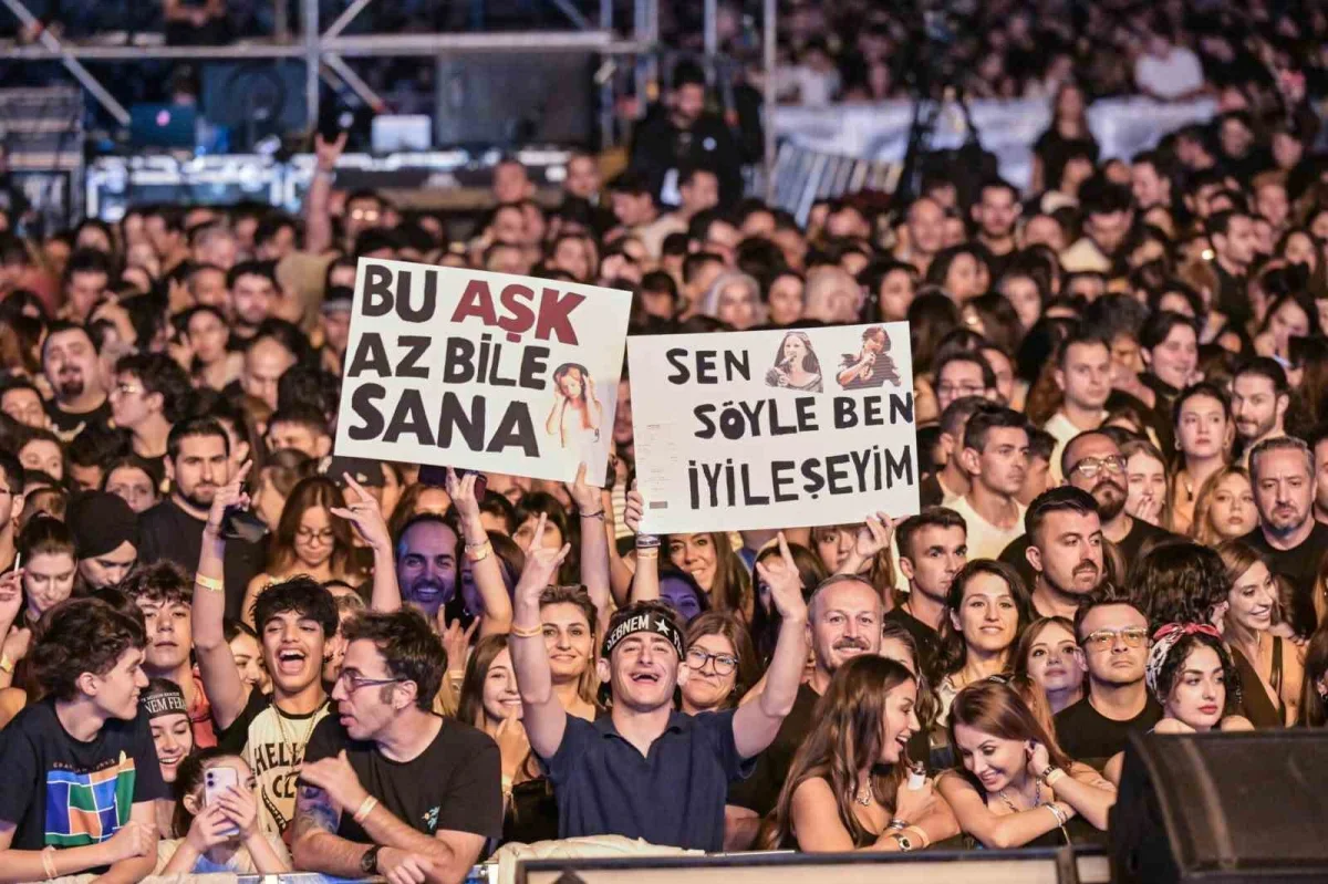 Şebnem Ferah Antalya'da binlerce hayranıyla buluştu