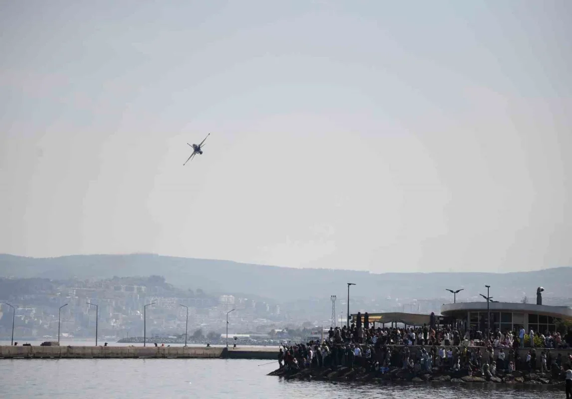SOLOTÜRK gösterisi Mudanya Sahili'nde nefes kesti