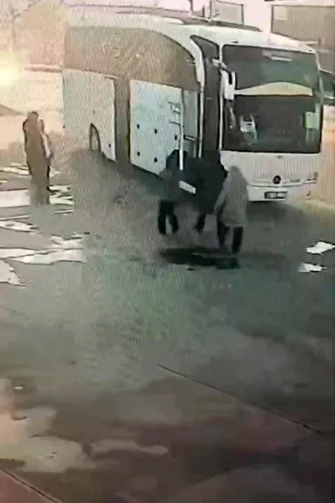 Akhisar kazasındaki tur otobüsünün mola görüntüleri çıktı