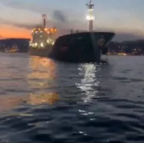 İstanbul Boğazı'nda tanker Kanlıca kıyısına sürüklendi