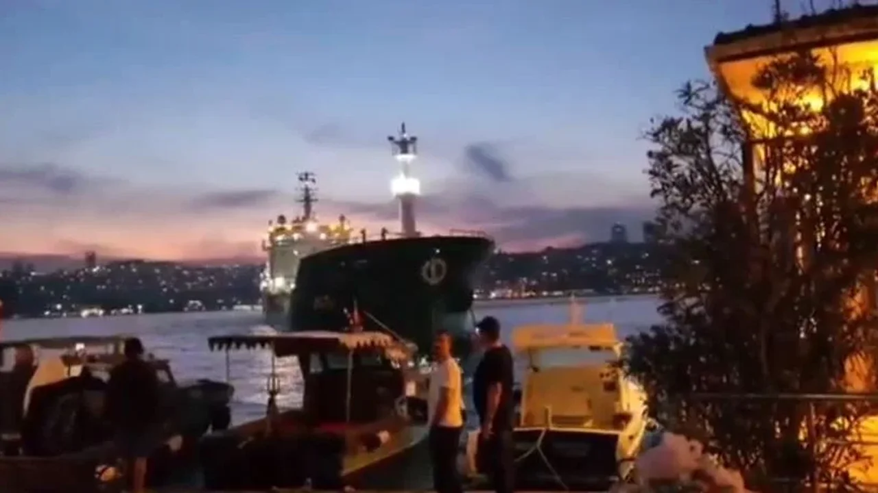 İstanbul Boğazı'nda tanker Kanlıca kıyısına sürüklendi