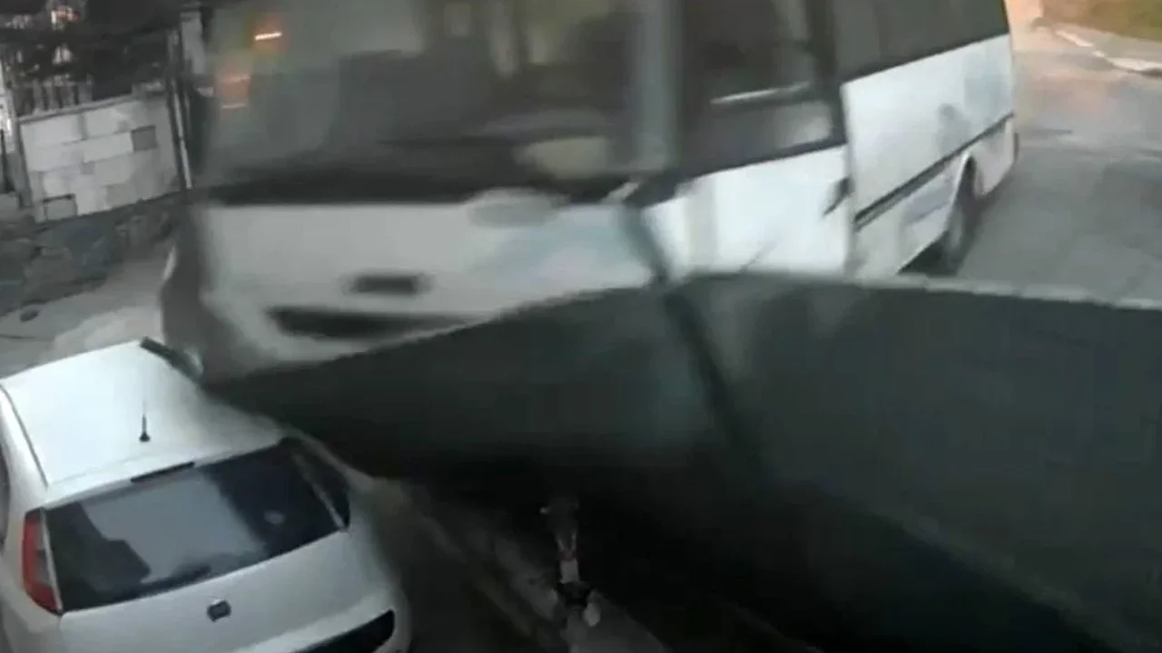Arnavutköy'de freni boşalan midibüs bahçeye daldı