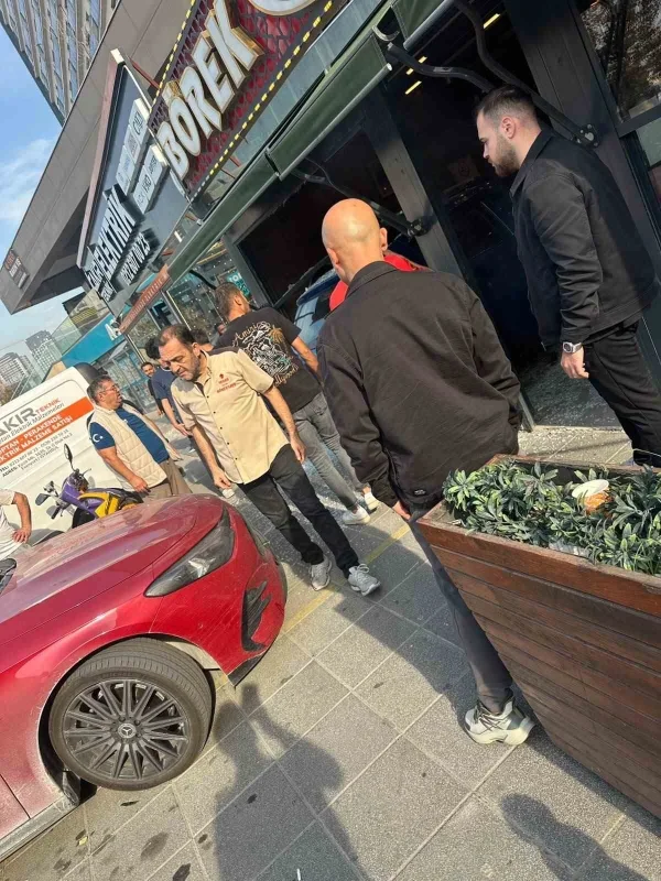 Esenyurt'ta otomobil börekçiye daldı: Müşteri kurtuldu