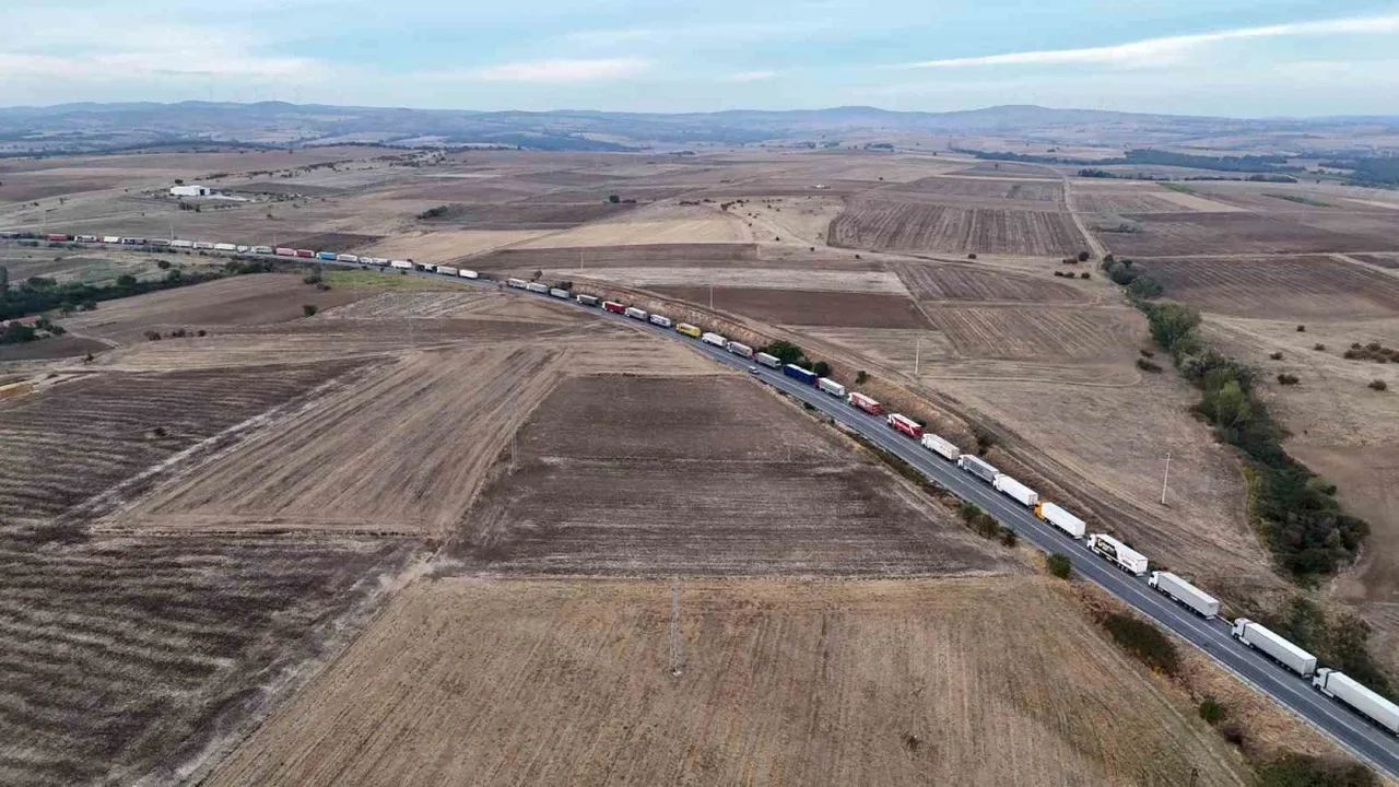 Hamzabeyli'de tır kuyruğu 37 kilometreye ulaştı