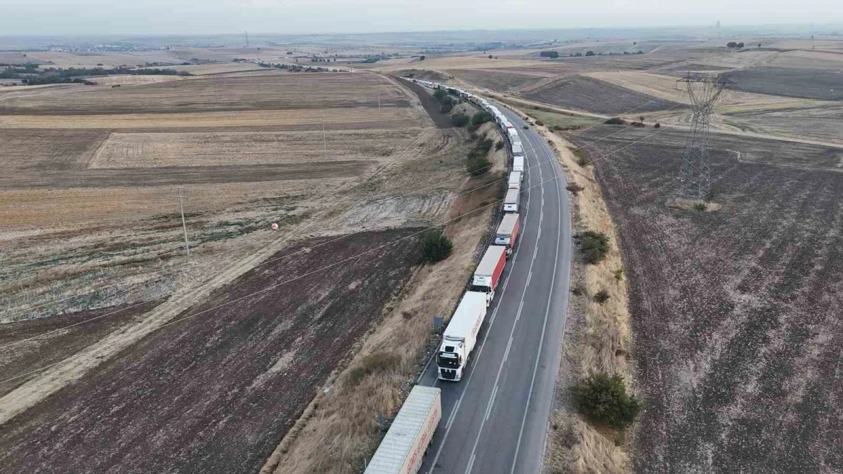 Hamzabeyli'de tır kuyruğu 37 kilometreye ulaştı