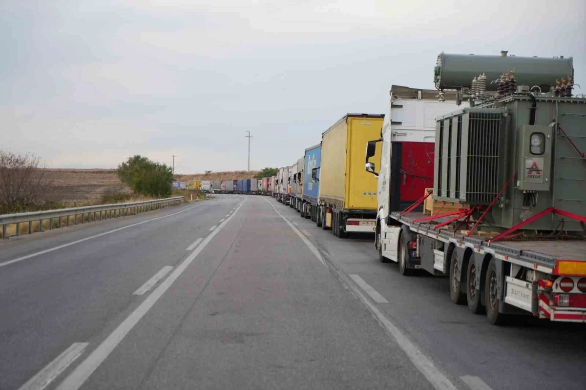 Hamzabeyli'de tır kuyruğu 37 kilometreye ulaştı
