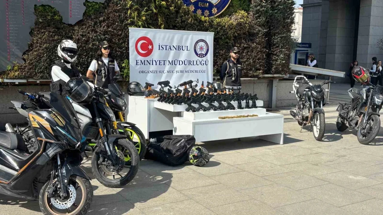 İstanbul'da çete operasyonlarında 153 tabanca sergilendi