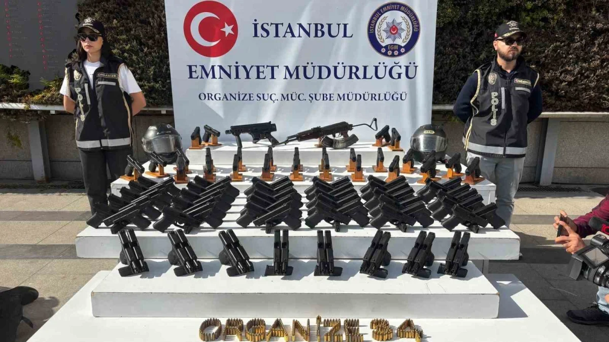 İstanbul'da çete operasyonlarında 153 tabanca sergilendi