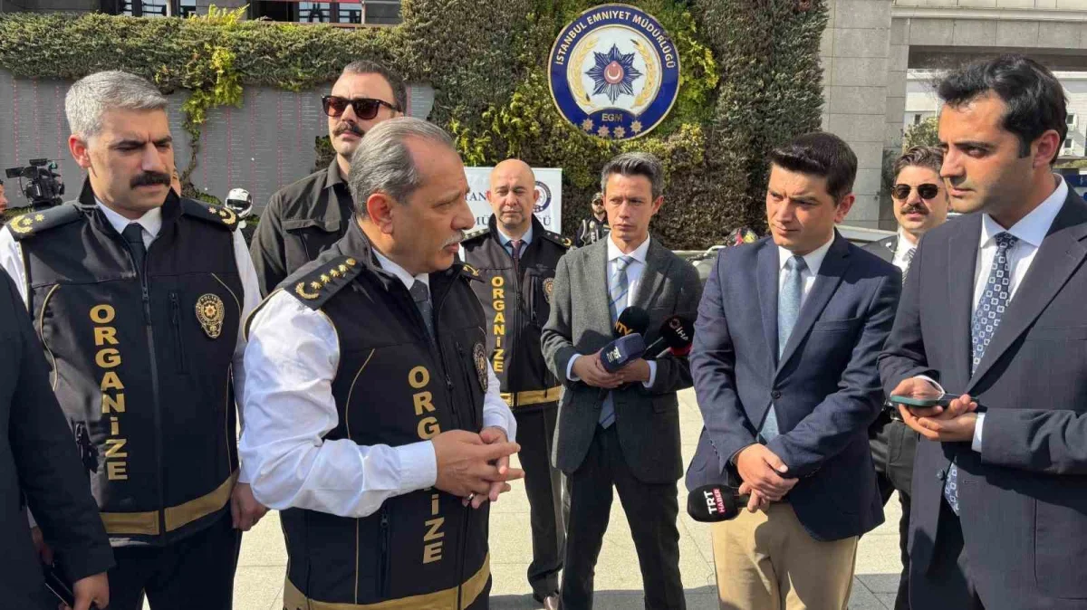 İstanbul'da çete operasyonlarında 153 tabanca sergilendi