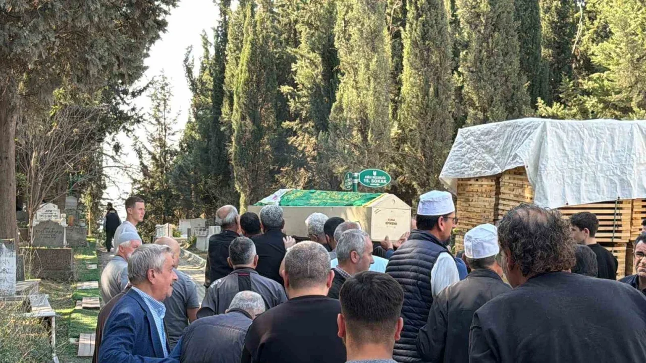 Manisa kazasında ölen 11 kişi son yolculuğuna uğurlandı