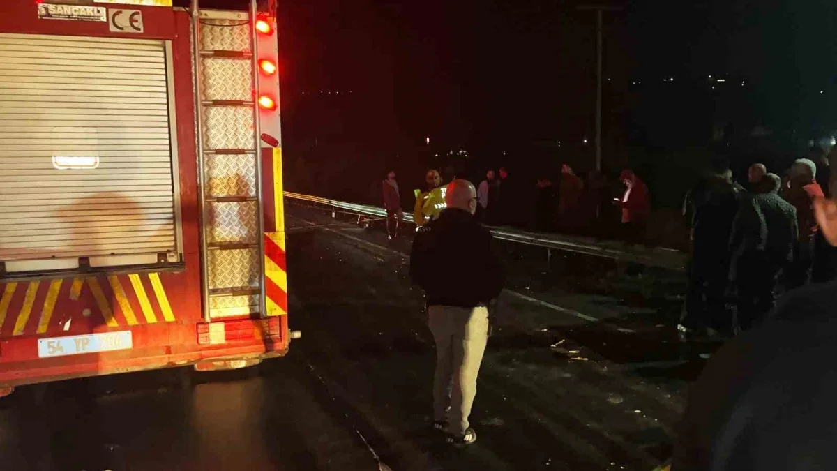 Sakarya'da 3 araçlı kazada 2 kişi öldü, 3 yaralı
