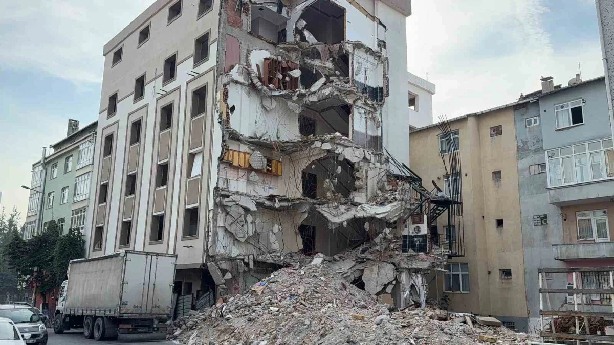 Güngören'de kentsel dönüşüm: Esnaf bir yıldır bekliyor