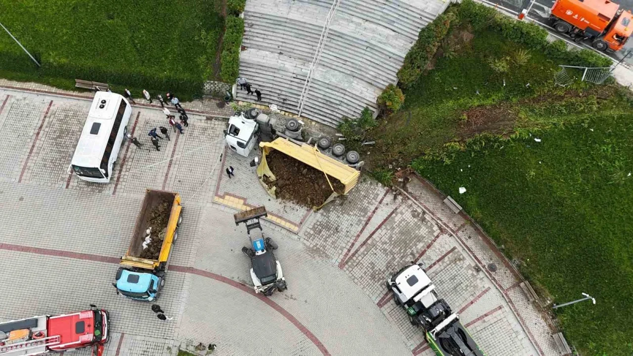Hasdal'da hafriyat kamyonu İSKİ otoparkına düştü