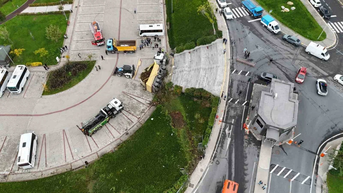 Hasdal'da hafriyat kamyonu İSKİ otoparkına düştü