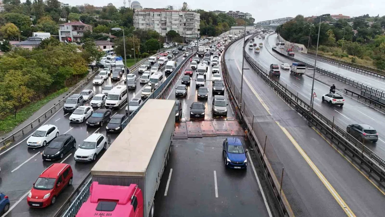 Küçükçekmece D-100'de kasis ve yağmur trafiği kilitledi