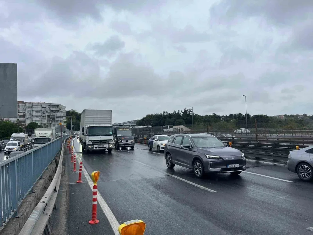 Küçükçekmece D-100'de kasis ve yağmur trafiği kilitledi